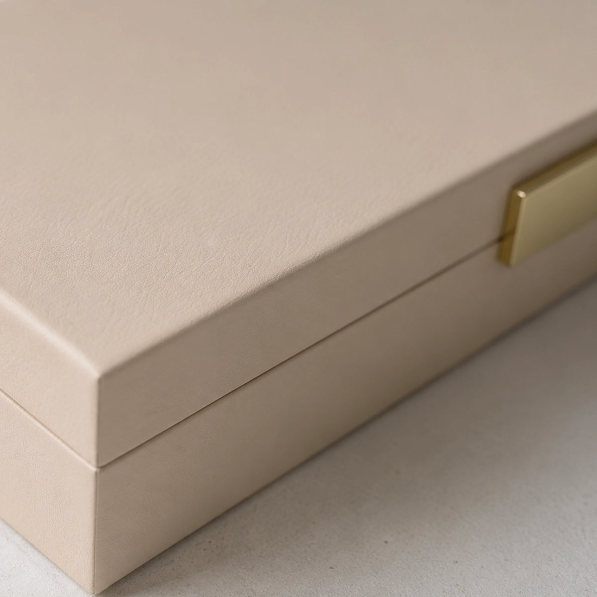 Caixa Decorativa Bege com Fecho Dourado