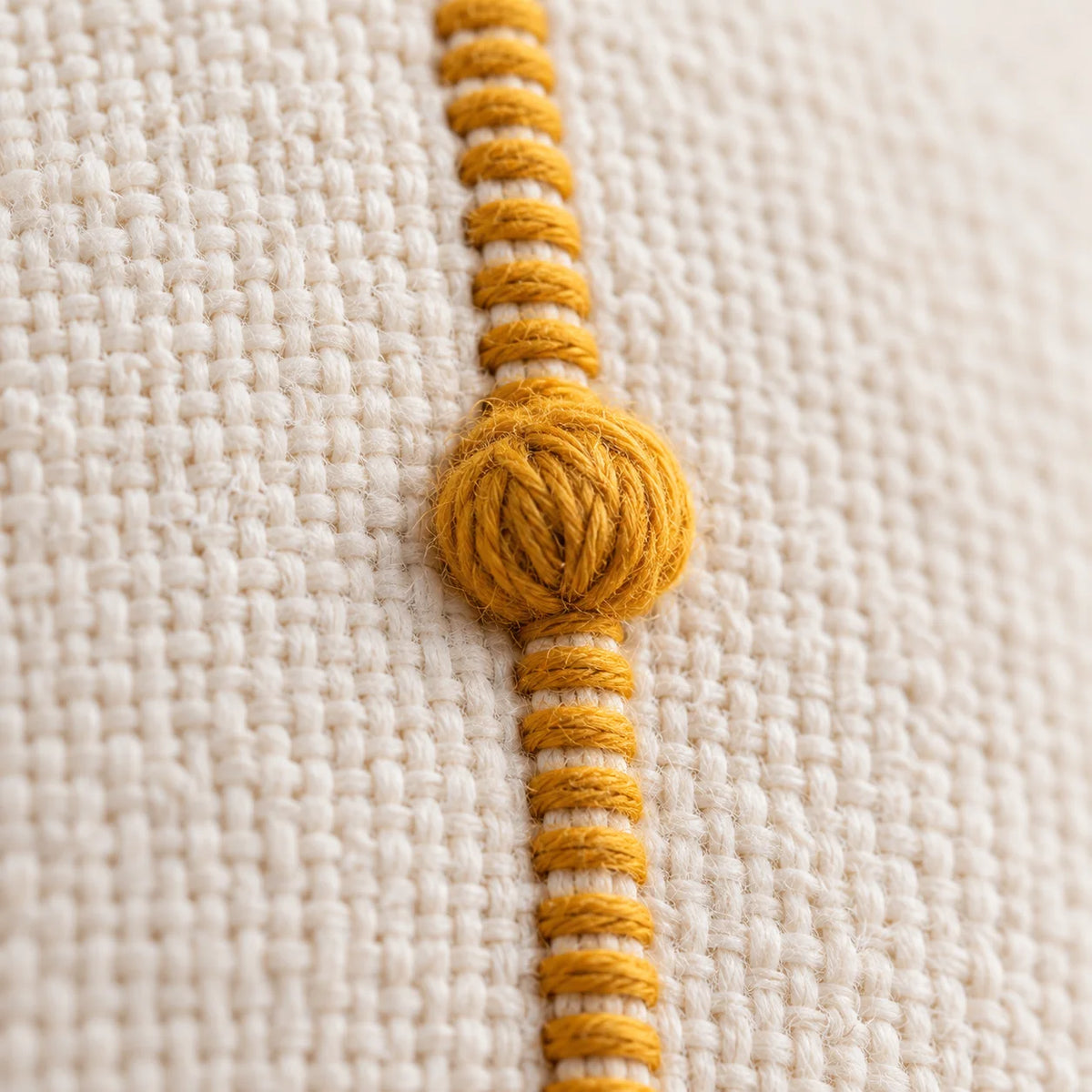 Capa de Almofada Trama com Pompom