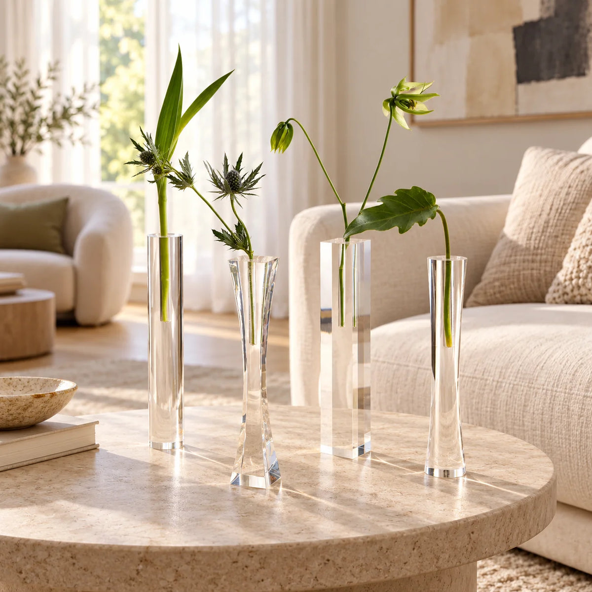 Vasos Lumielle em acrílico cristal, em conjunto sobre mesa de centro na sala.