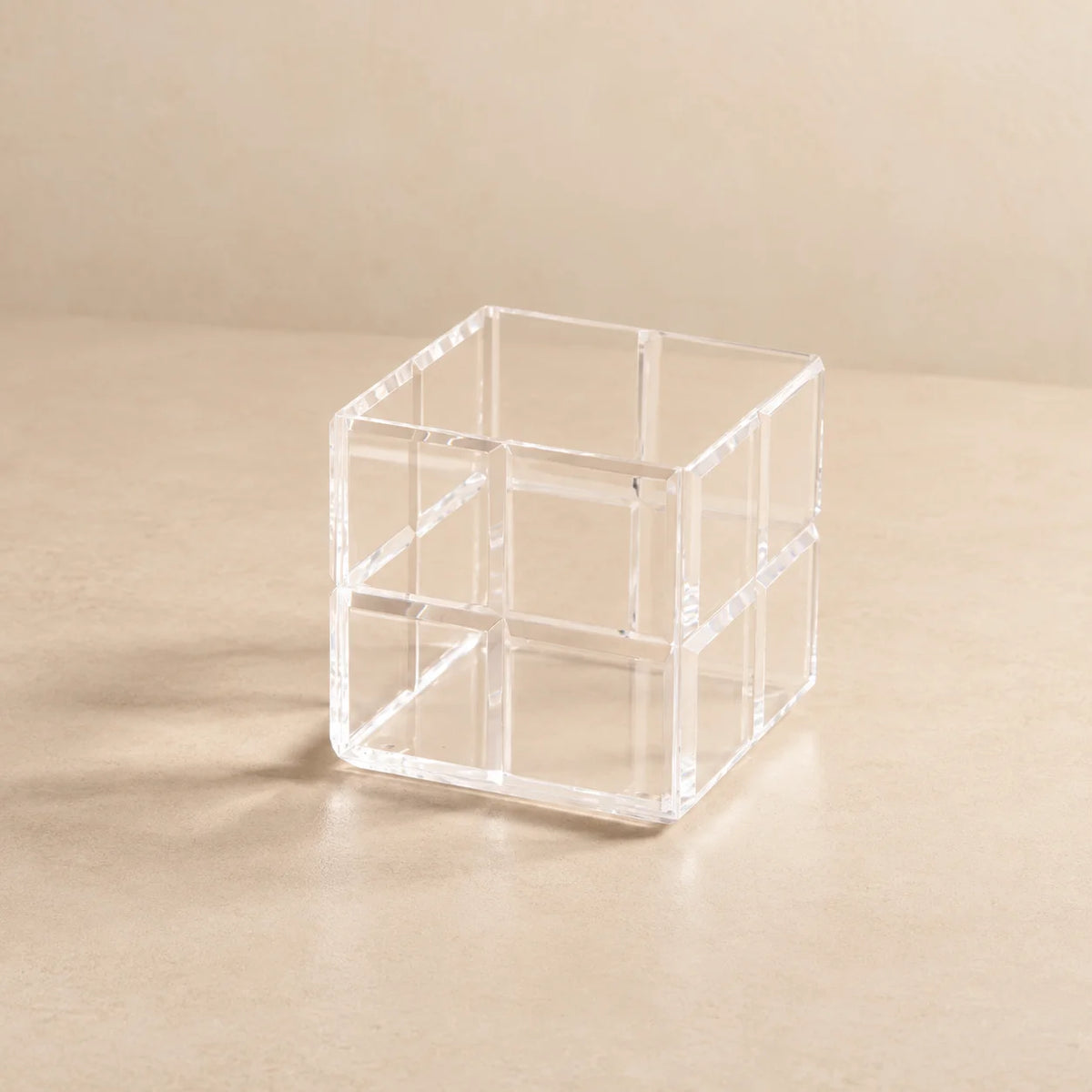 Cubo organizador Faceta em acrílico cristal, isolado sobre fundo neutro.