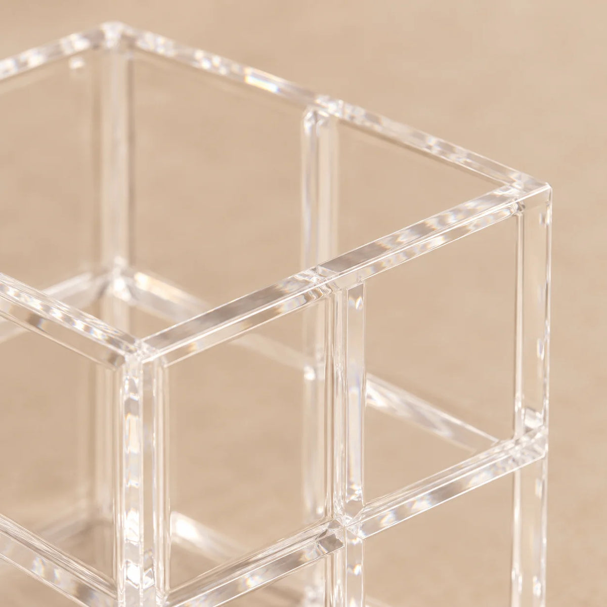 Cubo organizador Faceta em acrílico cristal, em detalhe das bordas e linhas bisotê.