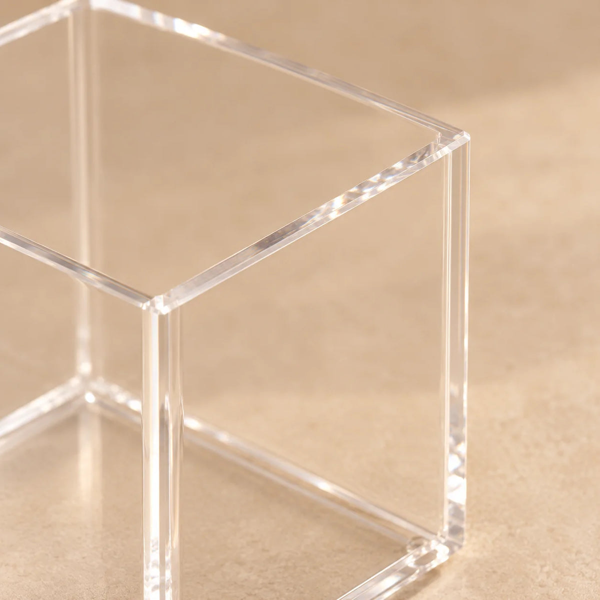 Cubo organizador Nivora em acrílico cristal, em detalhe das bordas transparentes.