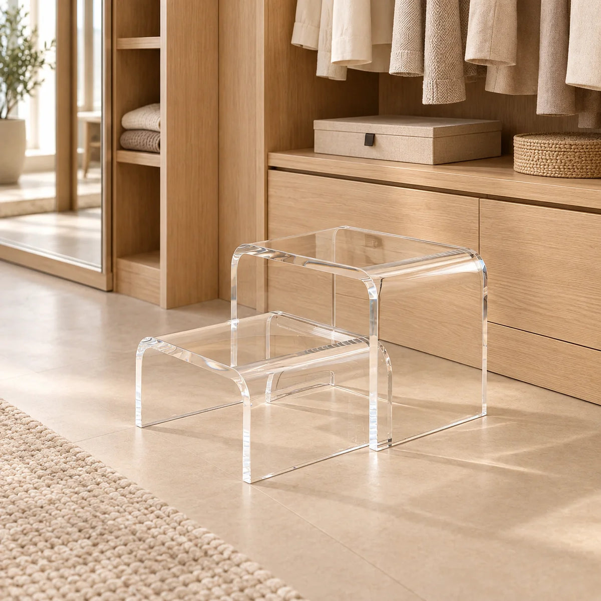 Escada modular Altea em acrílico cristal, com dois módulos transparentes no closet.