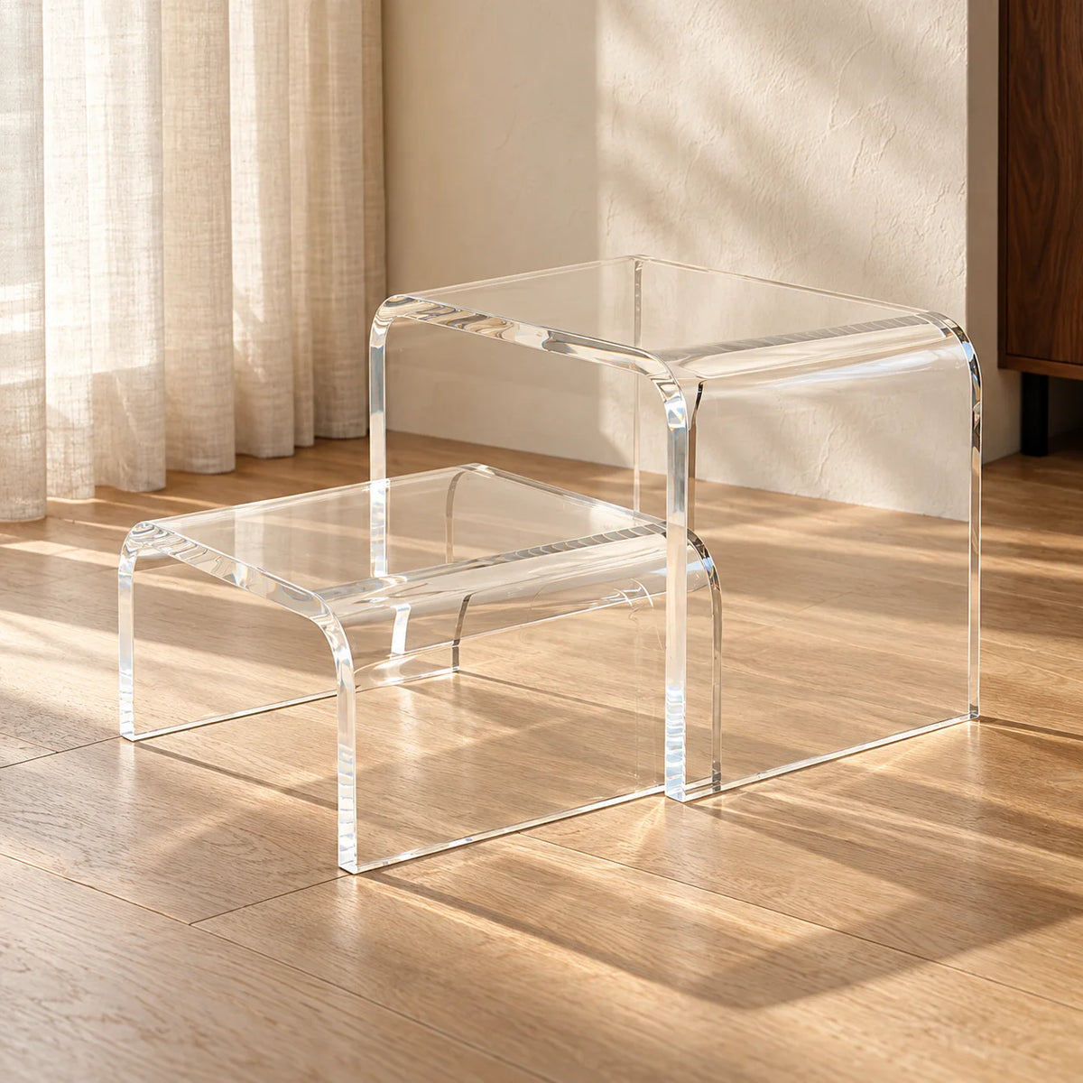 Escada modular Altea em acrílico cristal, em ambiente iluminado com piso de madeira.