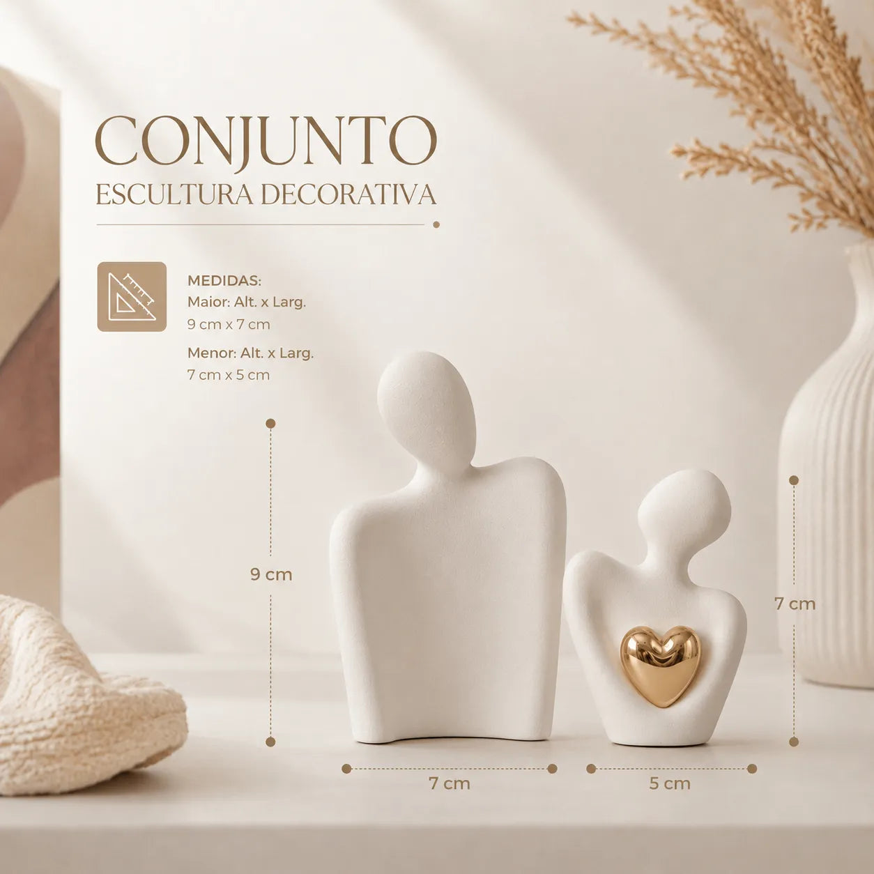 Escultura Abstrata Abraço com Coração Dourado