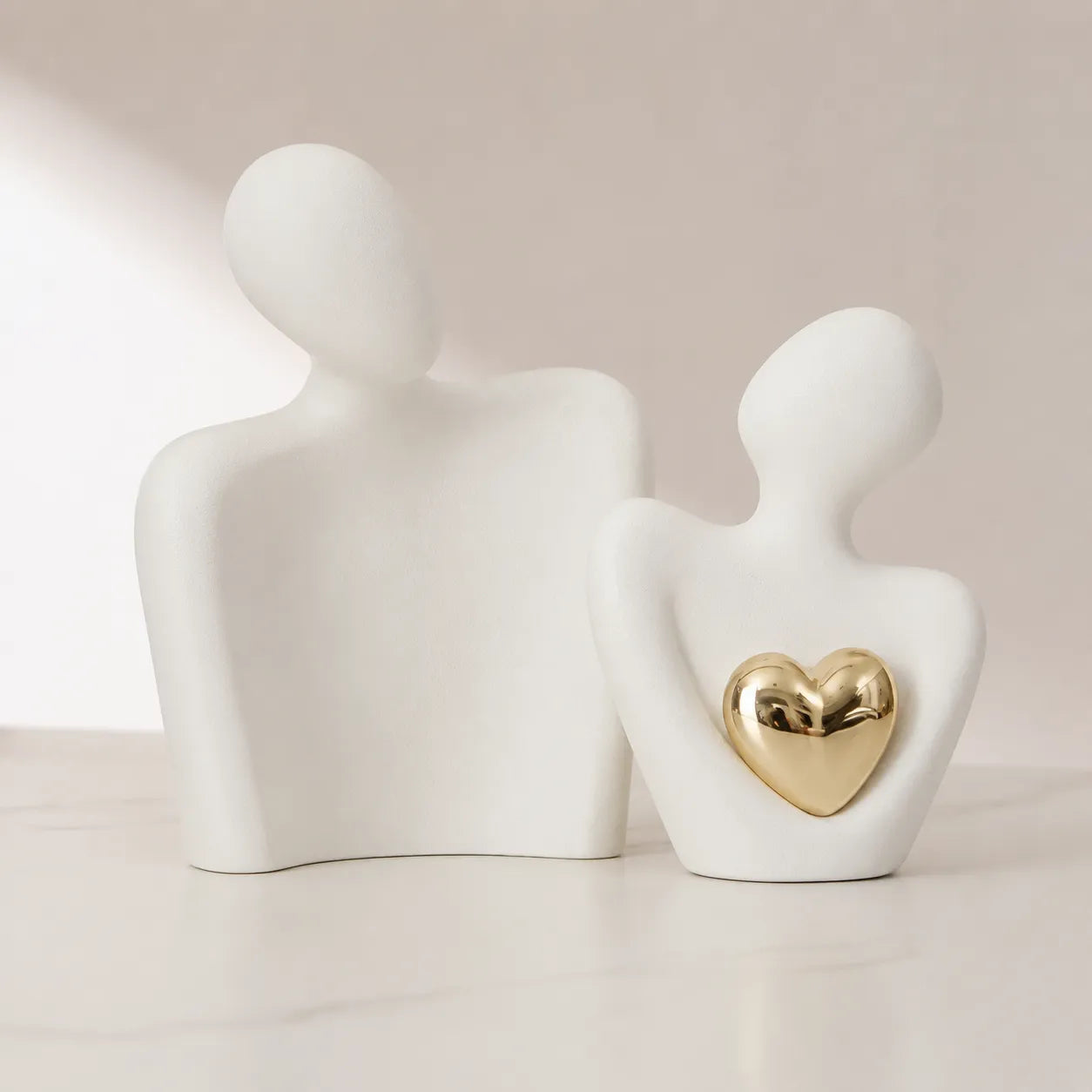 Escultura Abstrata Abraço com Coração Dourado