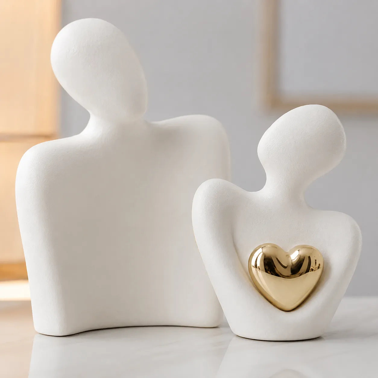 Escultura Abstrata Abraço com Coração Dourado