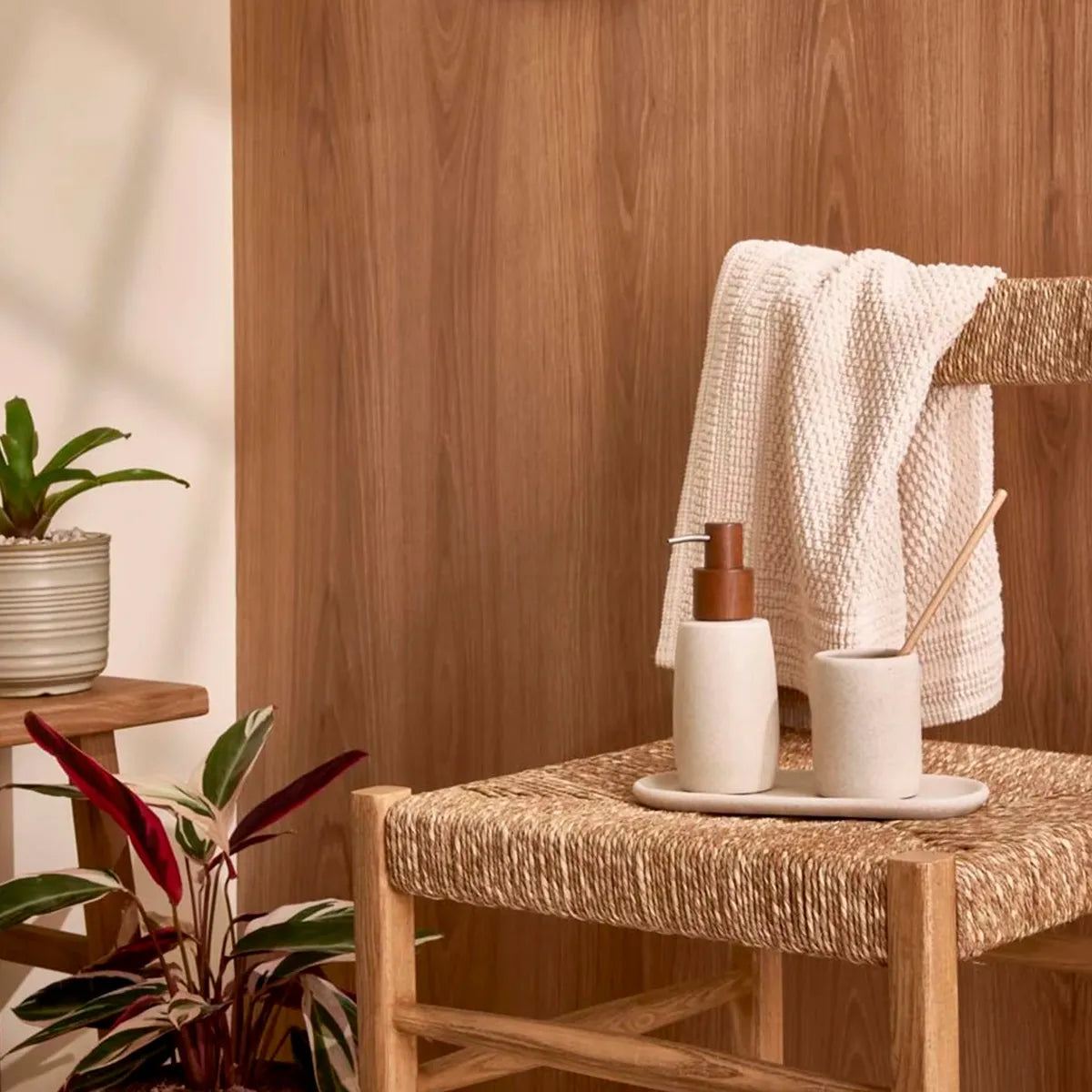 Conjunto para Banheiro 3 Peças Bege com Bandeja e Porta Sabonete Líquido Oasis