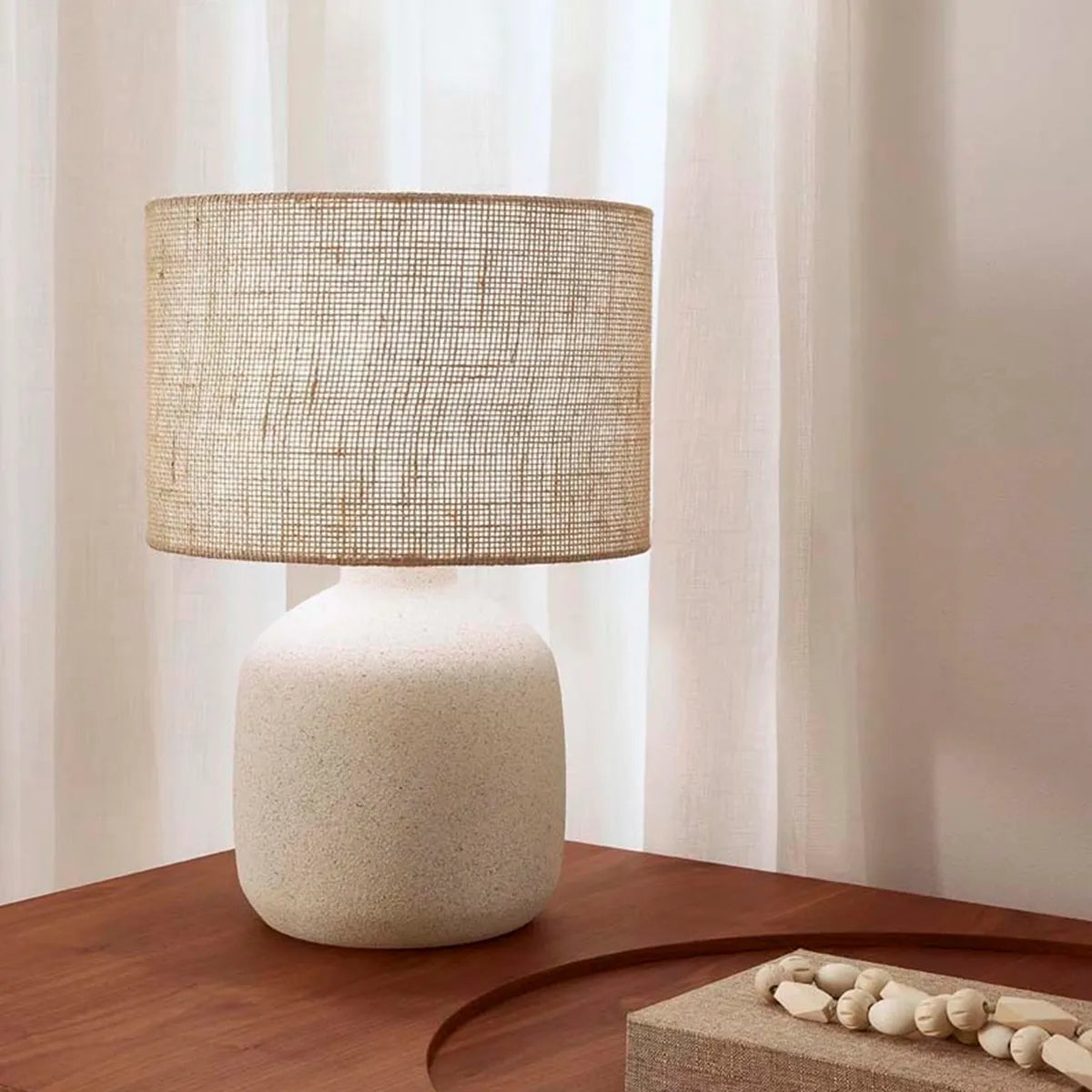 Luminária de mesa em Cerâmica com Cúpula Fibra Natural Lúmi