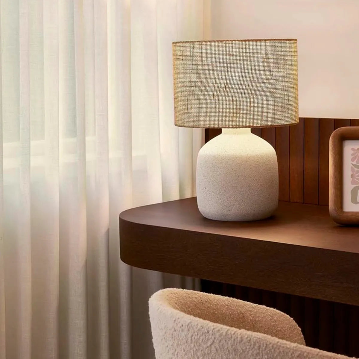 Luminária de mesa em Cerâmica com Cúpula Fibra Natural Lúmi