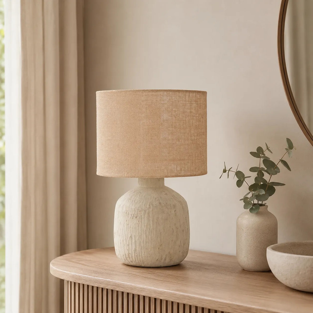 Luminária de Mesa em Fibra Natural e Cerâmica Avelã