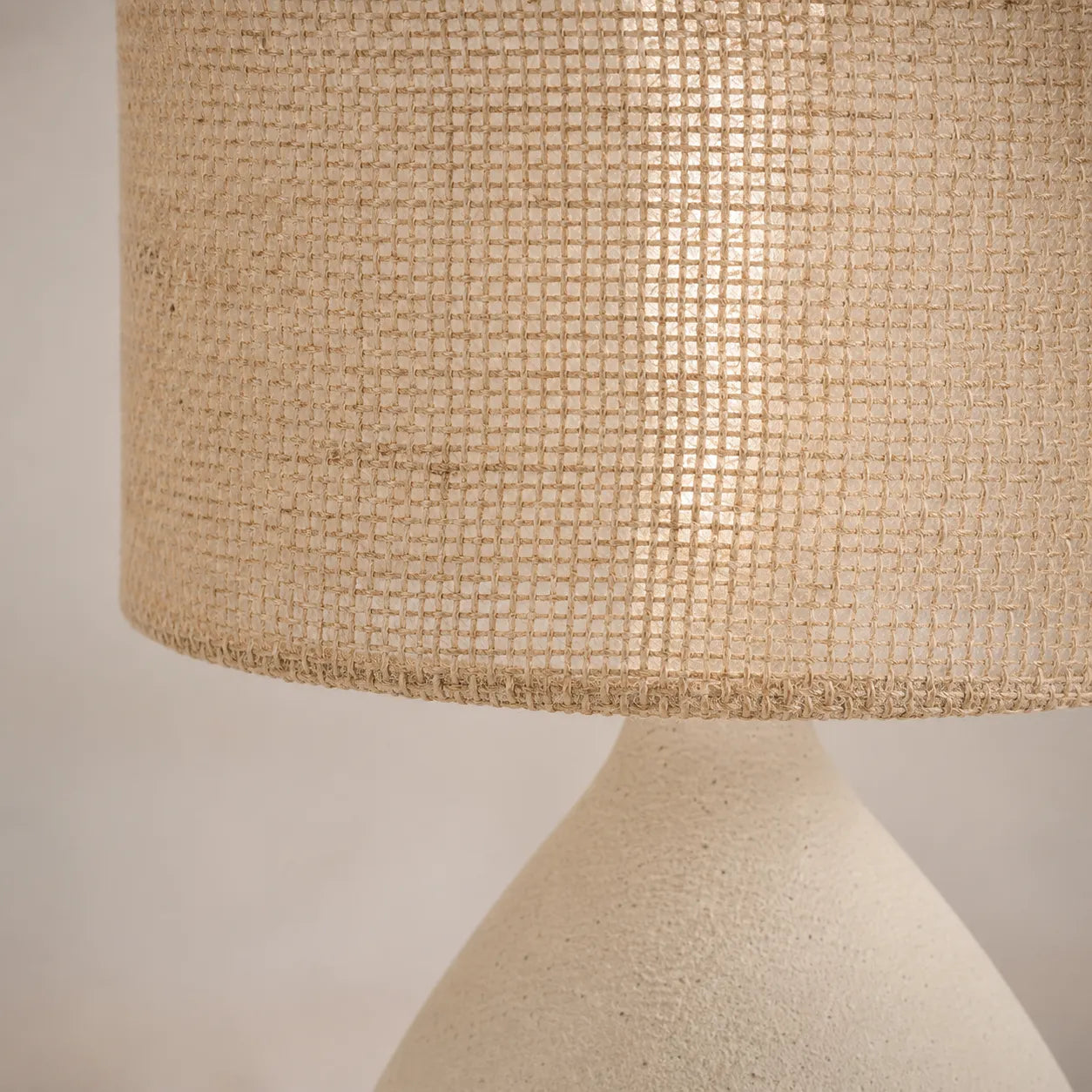 Luminária de Mesa em Fibra Natural e Cerâmica Japandi