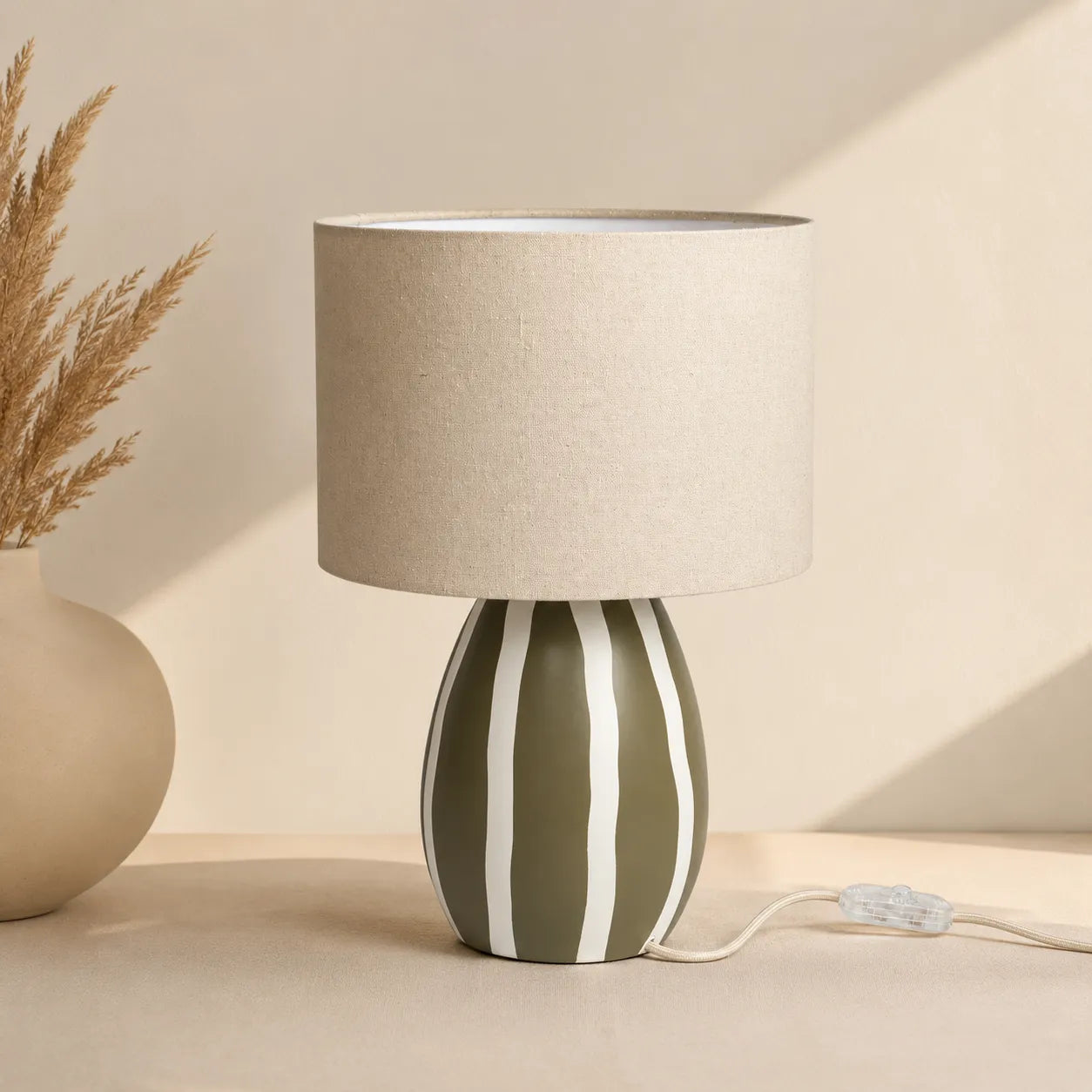 Luminária de Mesa em Linho e Cerâmica Oliva