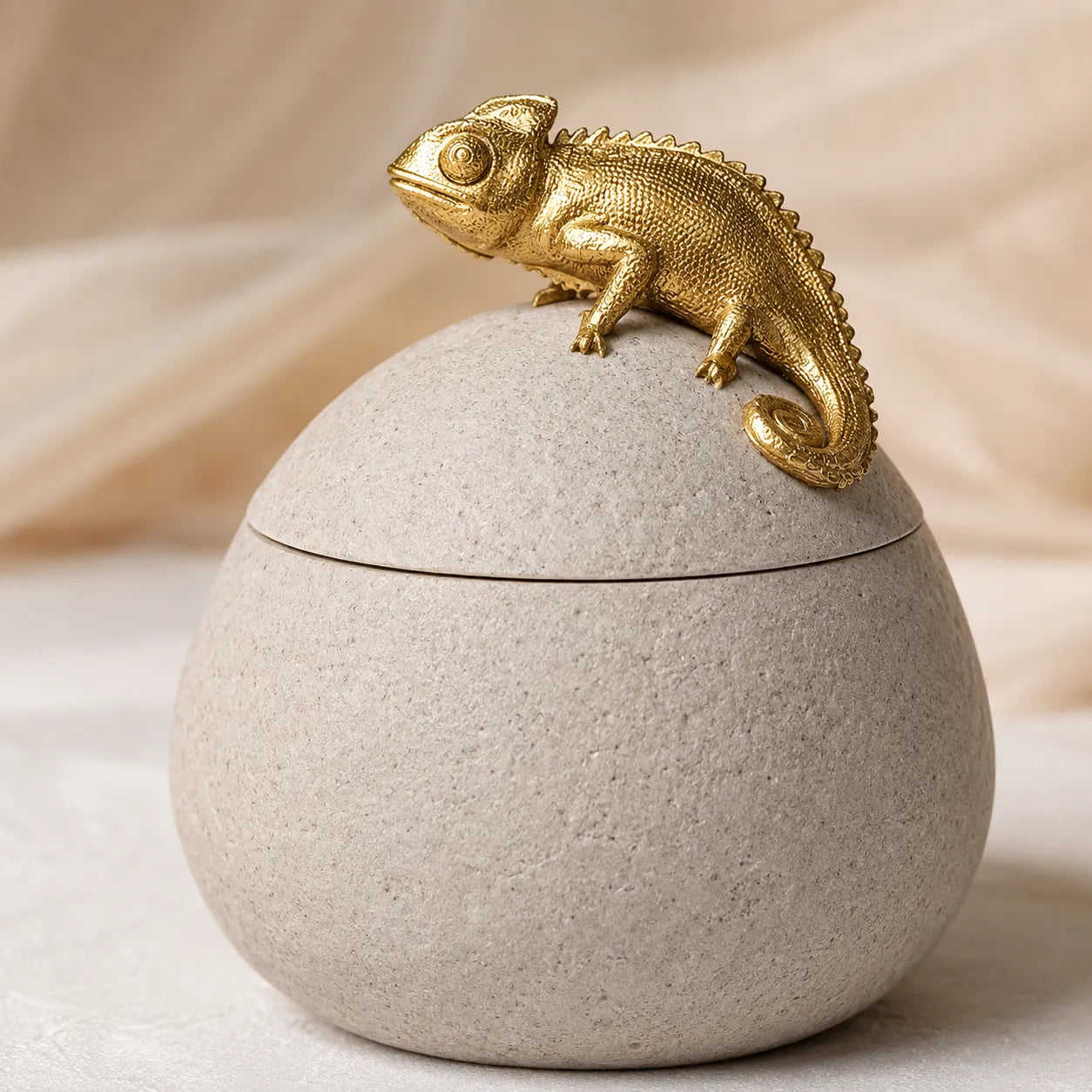 Pote Decorativo com Tampa e Camaleão Dourado Safari