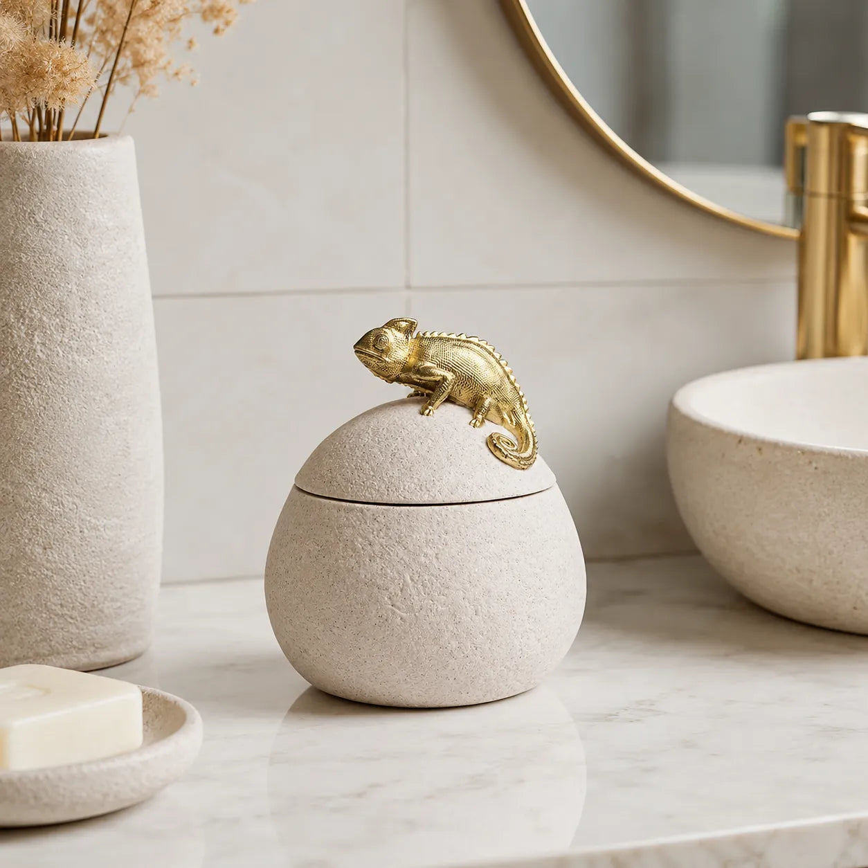 Pote Decorativo com Tampa e Camaleão Dourado Safari