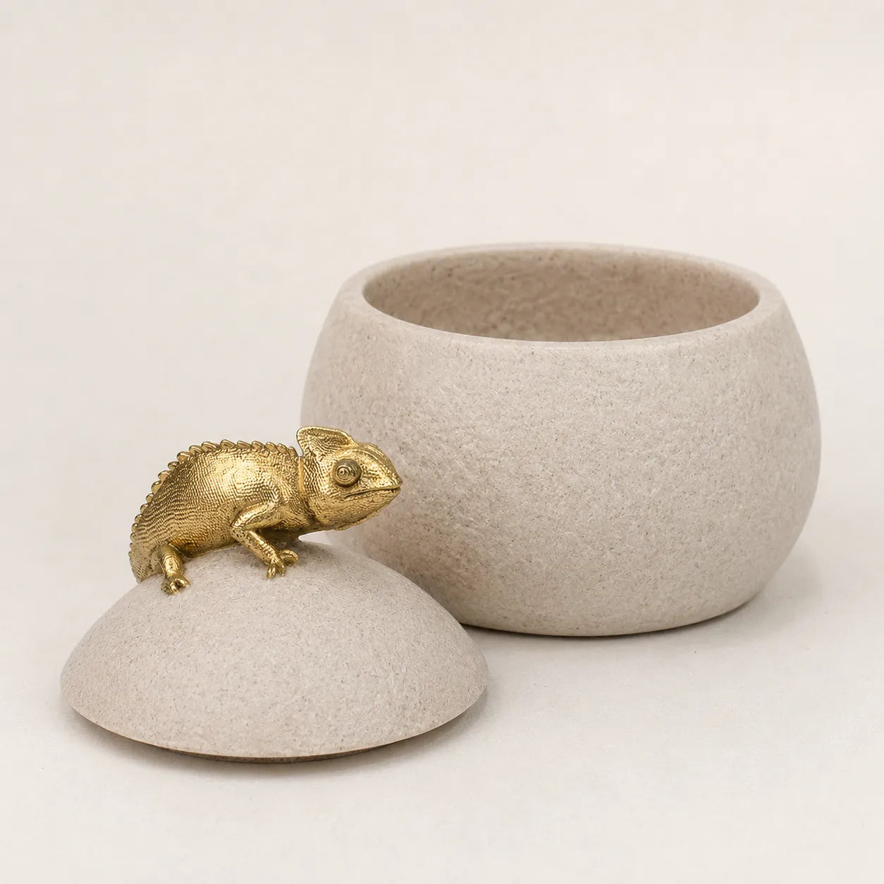Pote Decorativo com Tampa e Camaleão Dourado Safari