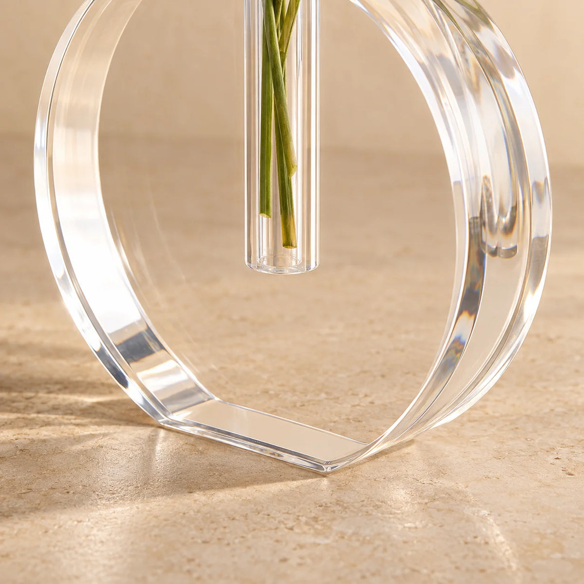 Vaso Sinué em acrílico cristal, em detalhe da base e do caule na cavidade.