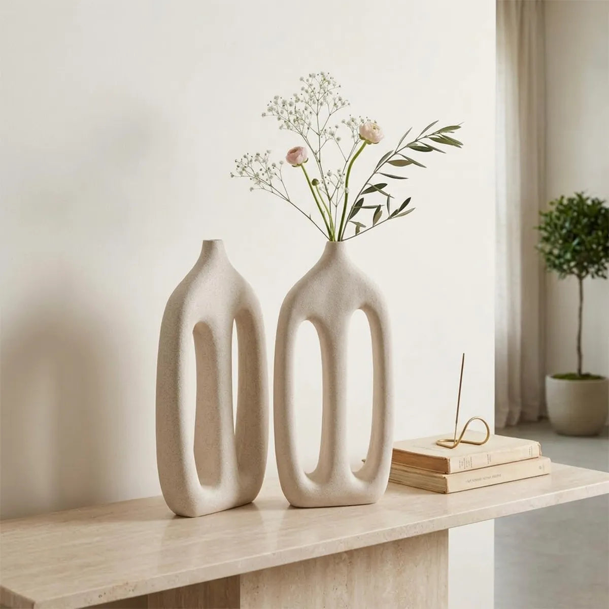 Vaso Decorativo em Off-White Escultural Ellos