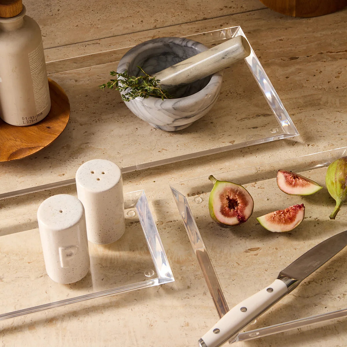 Base decorativa Lúcida em acrílico cristal, em conjunto de bases com utensílios na cozinha.