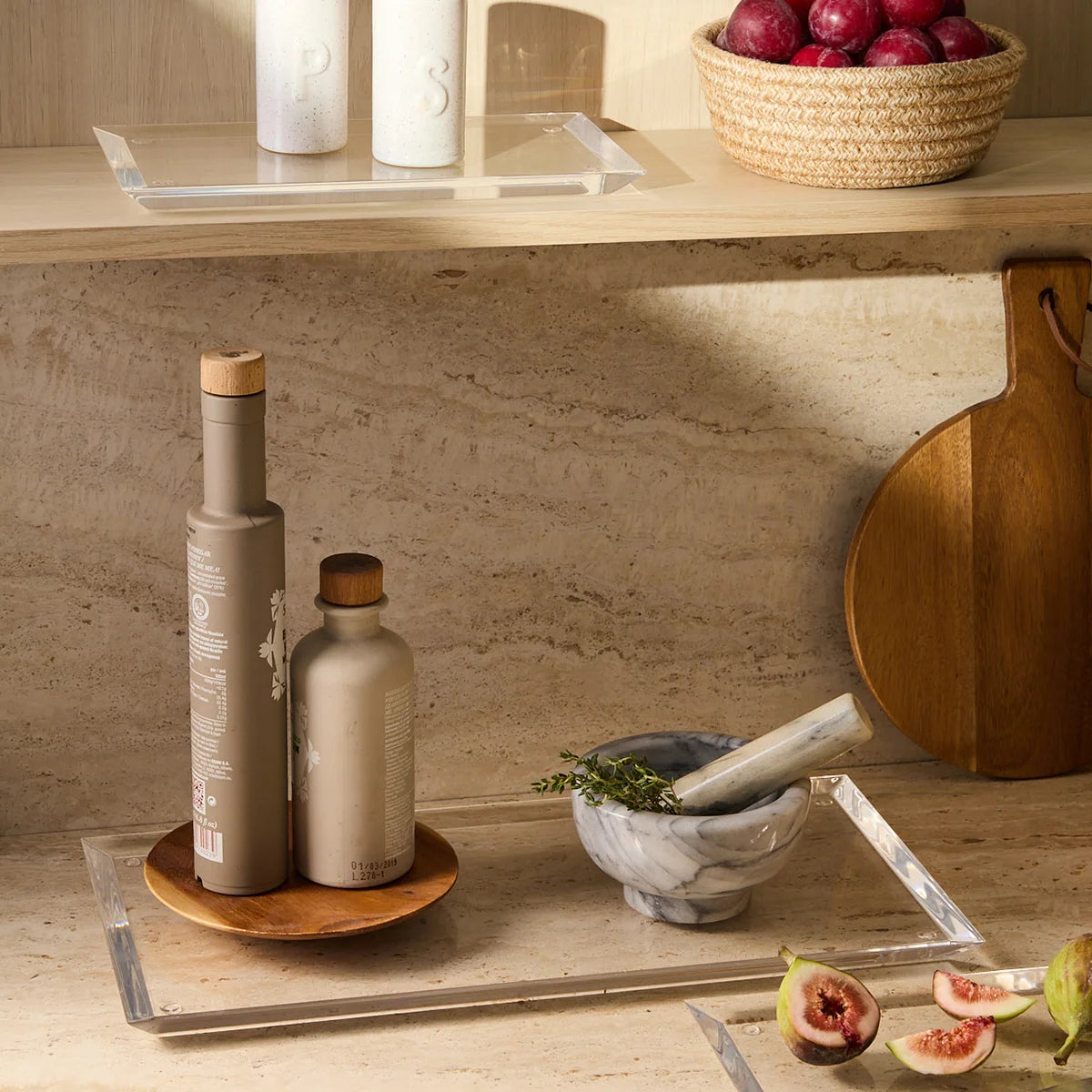 Base decorativa Lúcida em acrílico cristal, em composição com utensílios junto à pia.