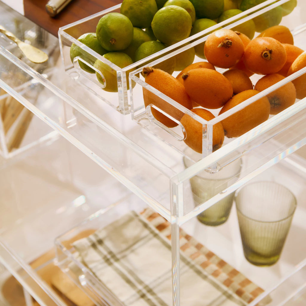 Bandeja Nítida em acrílico cristal, em composição de bar com frutas e copos.