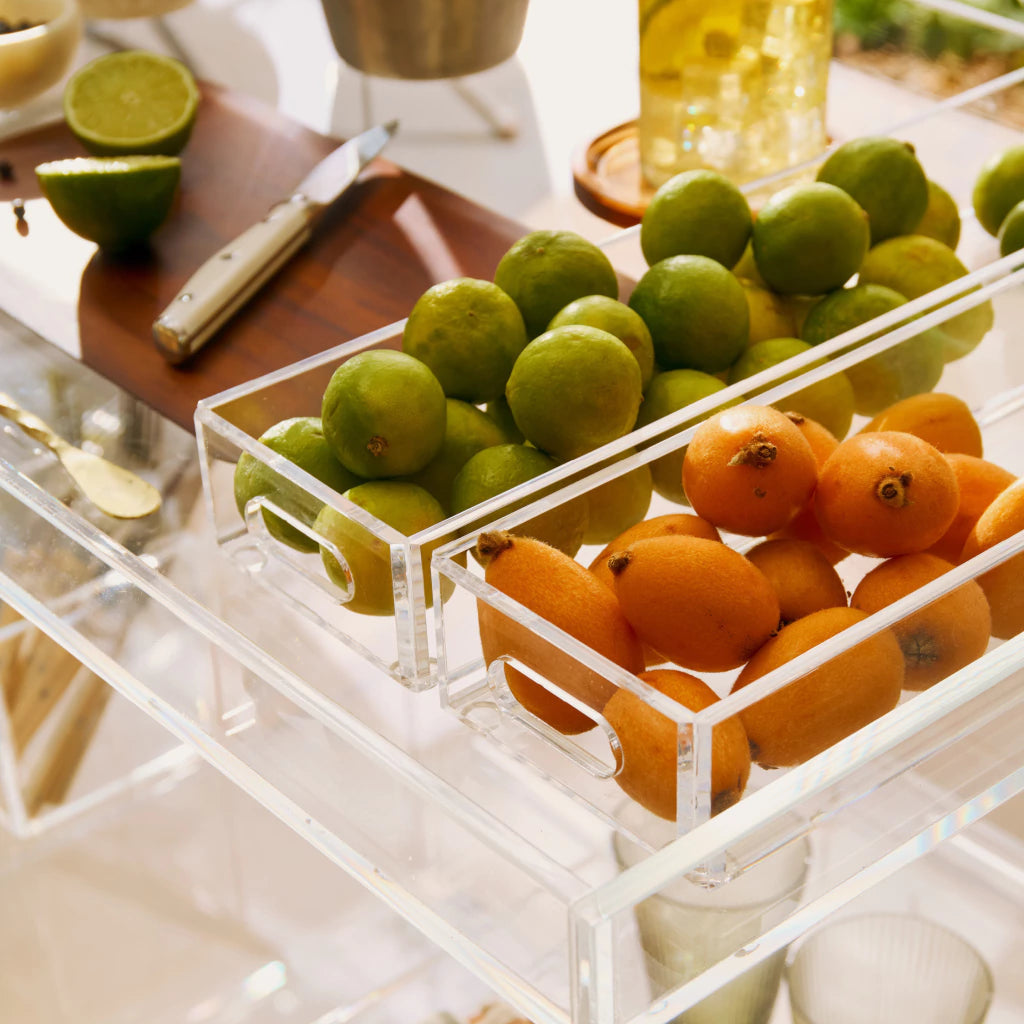 Bandeja Nítida em acrílico cristal, em composição com frutas sobre carrinho.