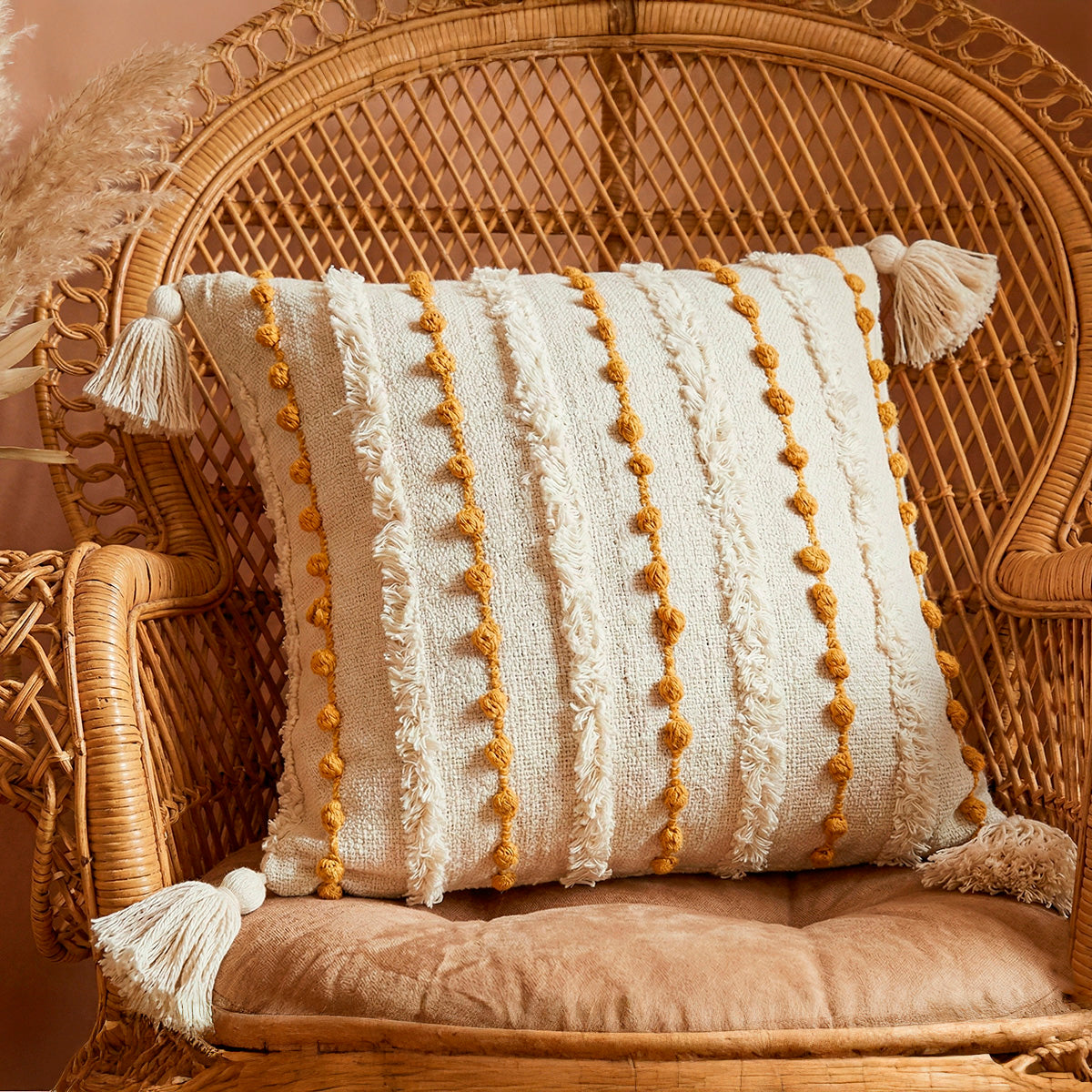 Capa de Almofada Boho Mirasol para compor a decoração do sofá ou da cama