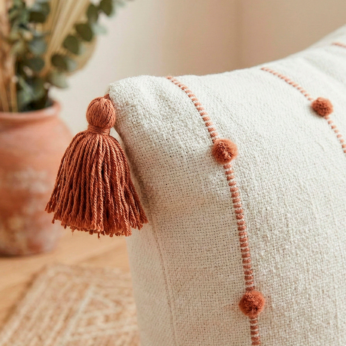Capa de Almofada Trama com Pompom para compor a decoração do sofá ou da cama, vista do produto