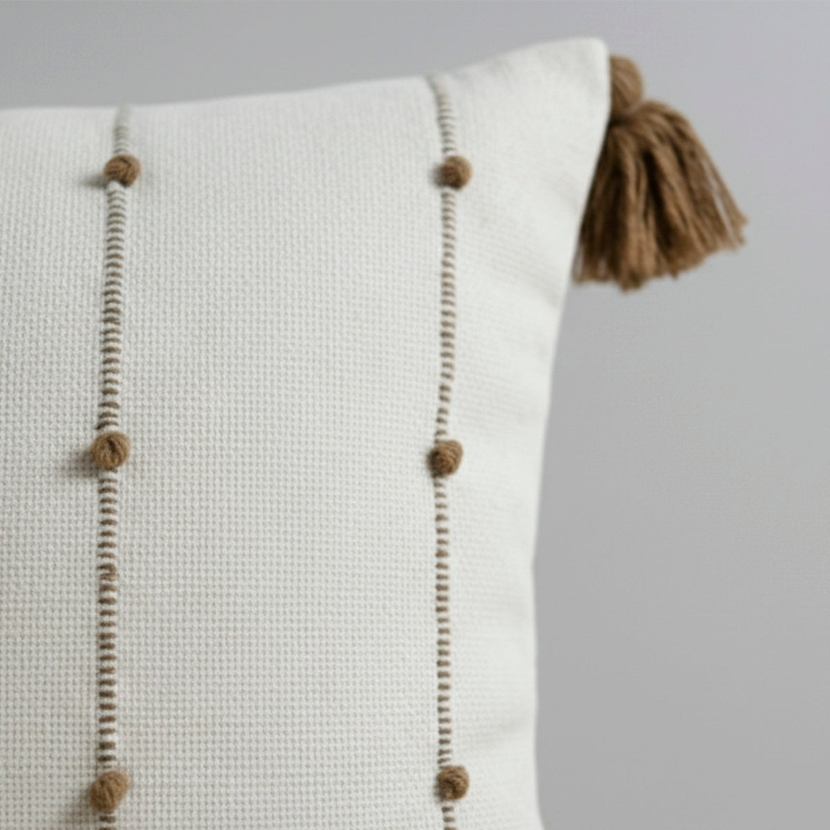 Capa de Almofada Trama com Pompom na cor caqui para compor a decoração do sofá ou da cama, vista do produto