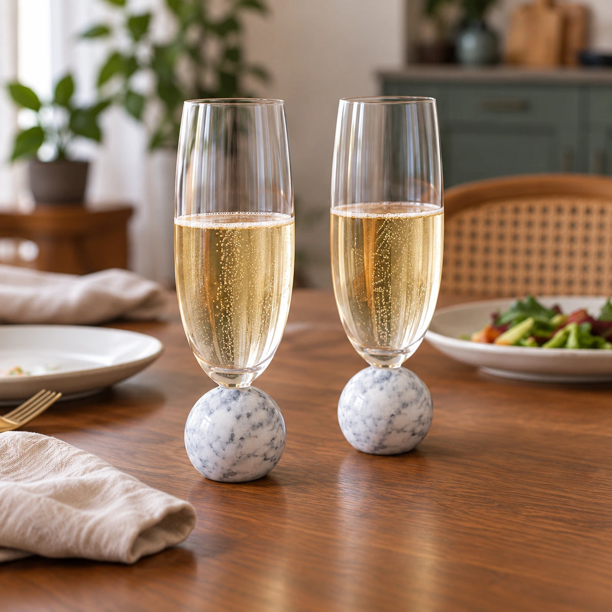 Duas taças Orvieto para espumante em mesa de almoço — imagem gerada por IA
