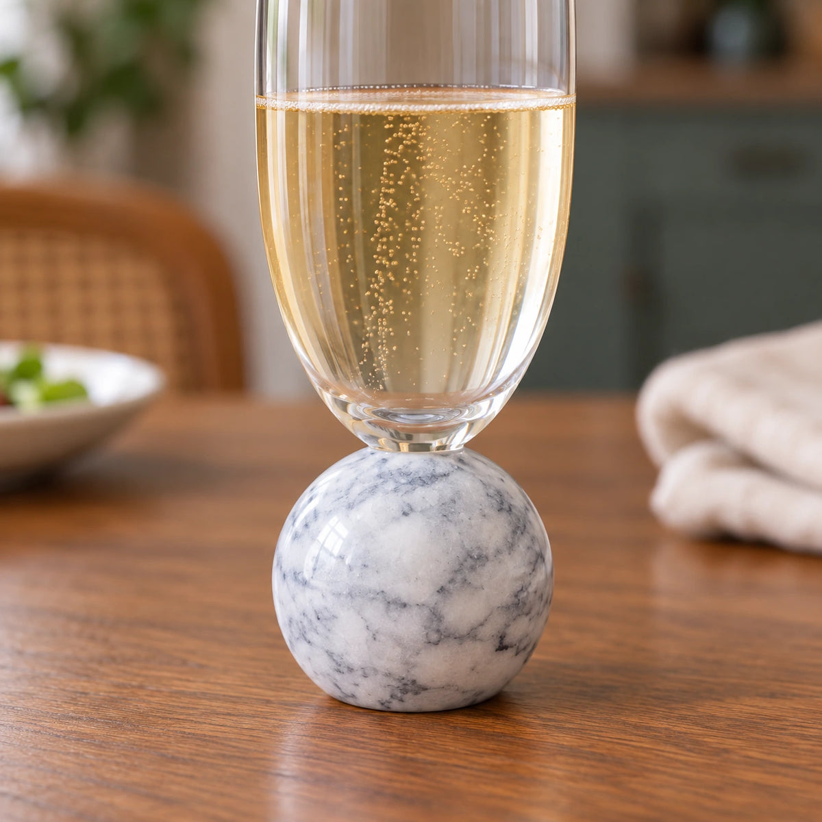 Detalhe da base em mármore branco e junção com o cristal da taça Orvieto — imagem gerada por IA