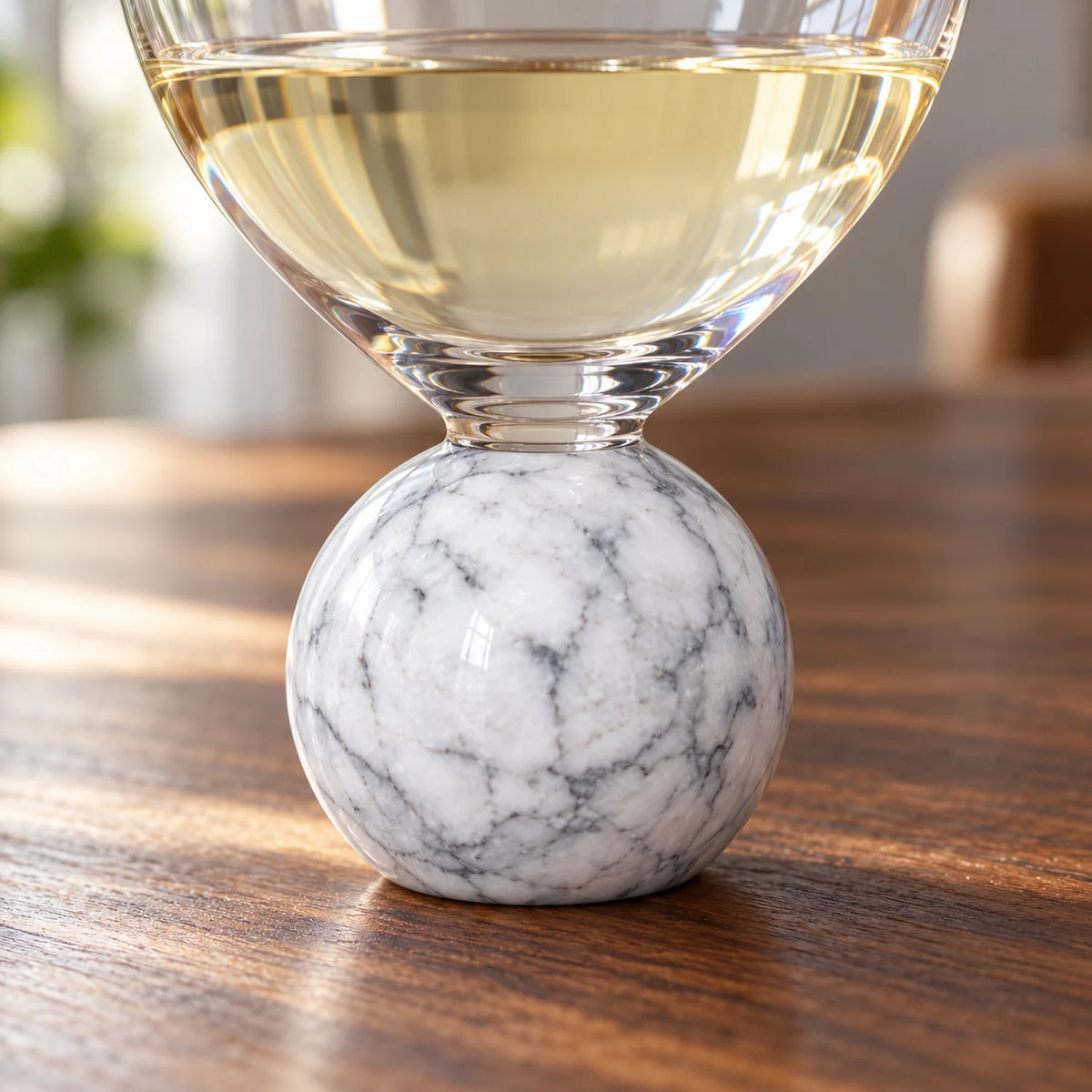 Detalhe dos veios do mármore branco da taça Orvieto com vinho branco