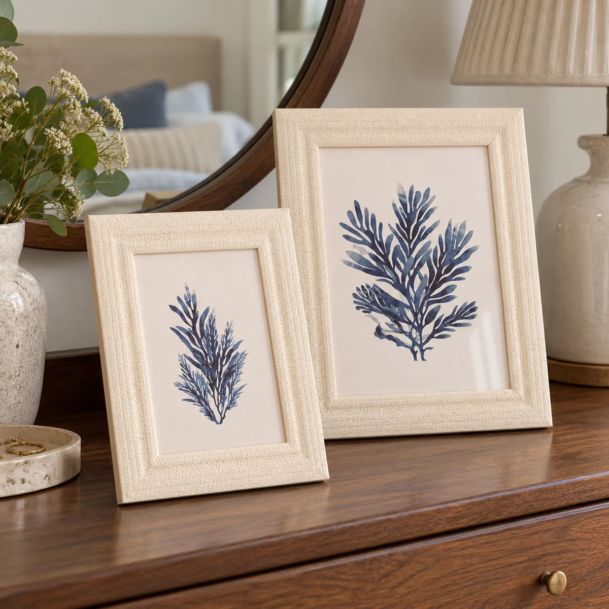 Kit 2 Porta-Retratos Off-White com Textura Celeste — ambiente conceito