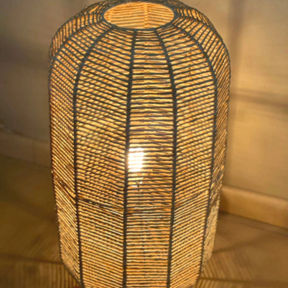 Luminária de Chão de Palha Huayna para iluminação decorativa de piso, em palha natural