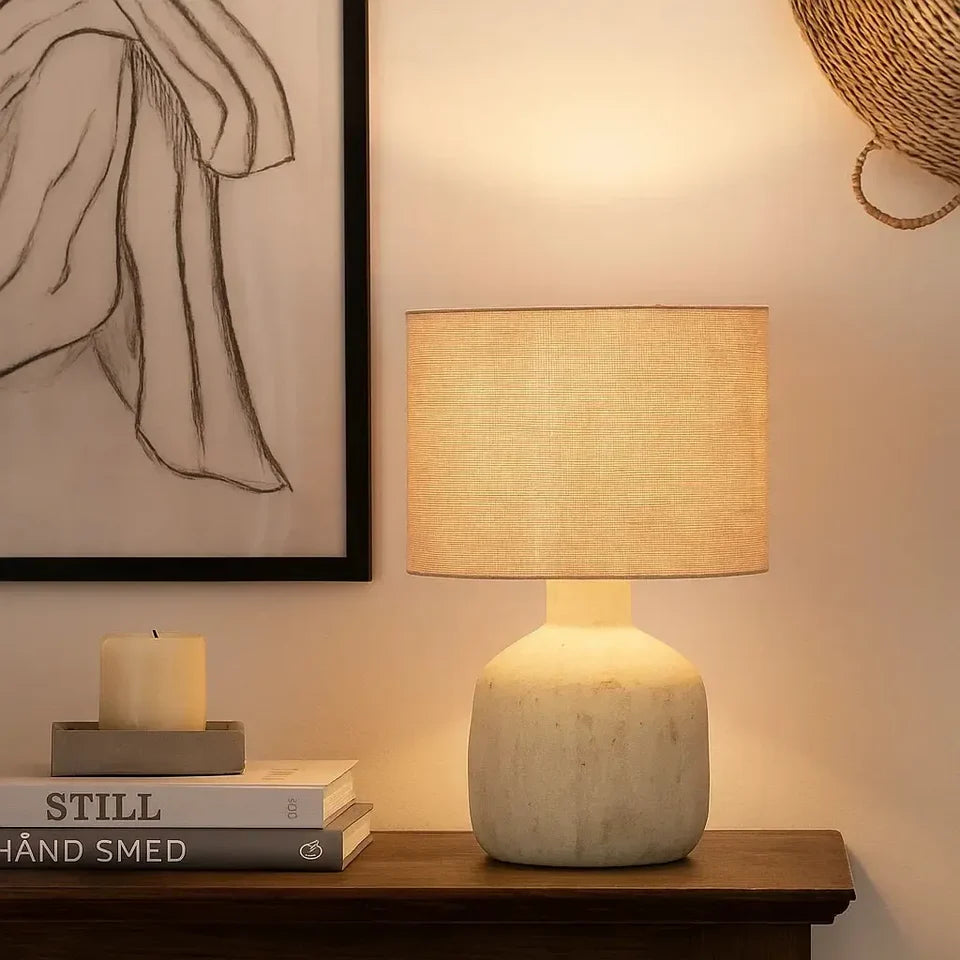 Luminária de mesa em Cerâmica com Cúpula Fibra Natural Lúmi — imagem do produto