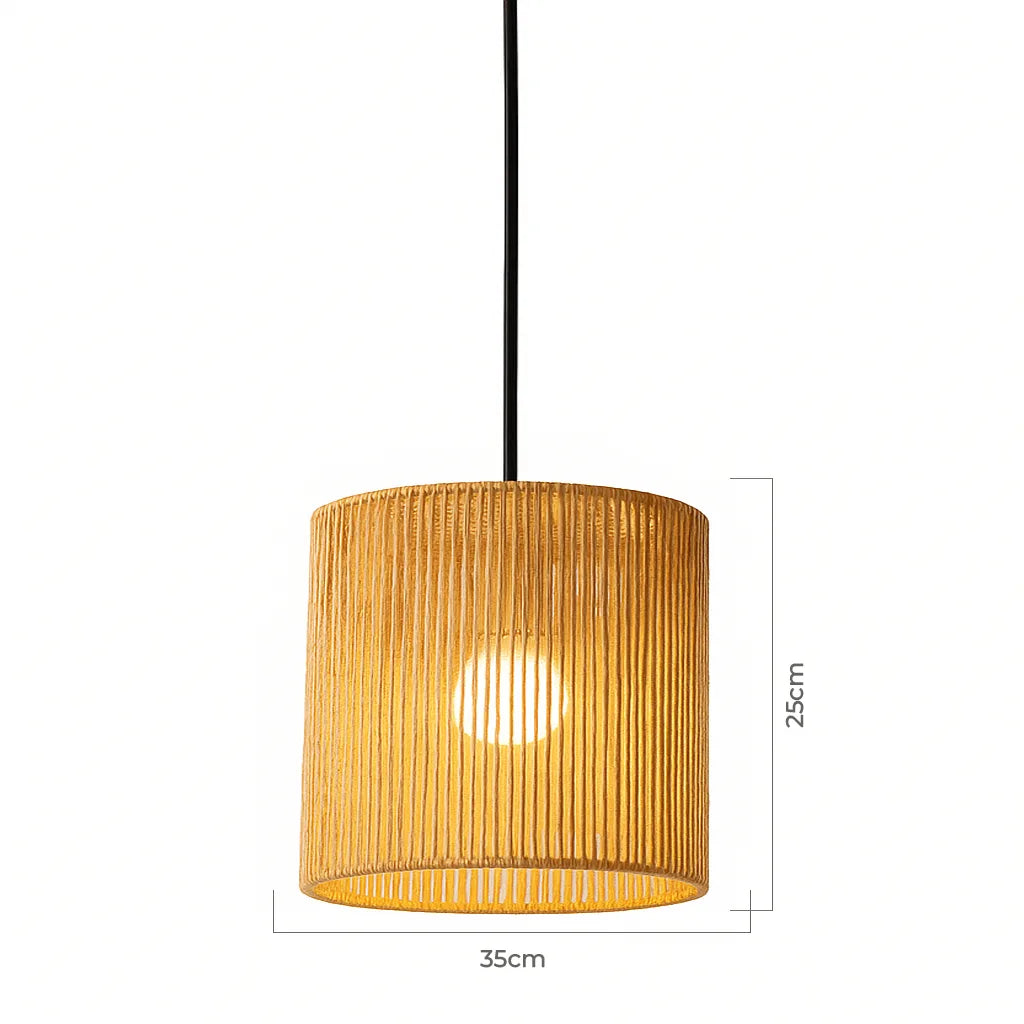 Luminária decorativa de palha natural da Casainno, imagem utilizada em diferentes composições