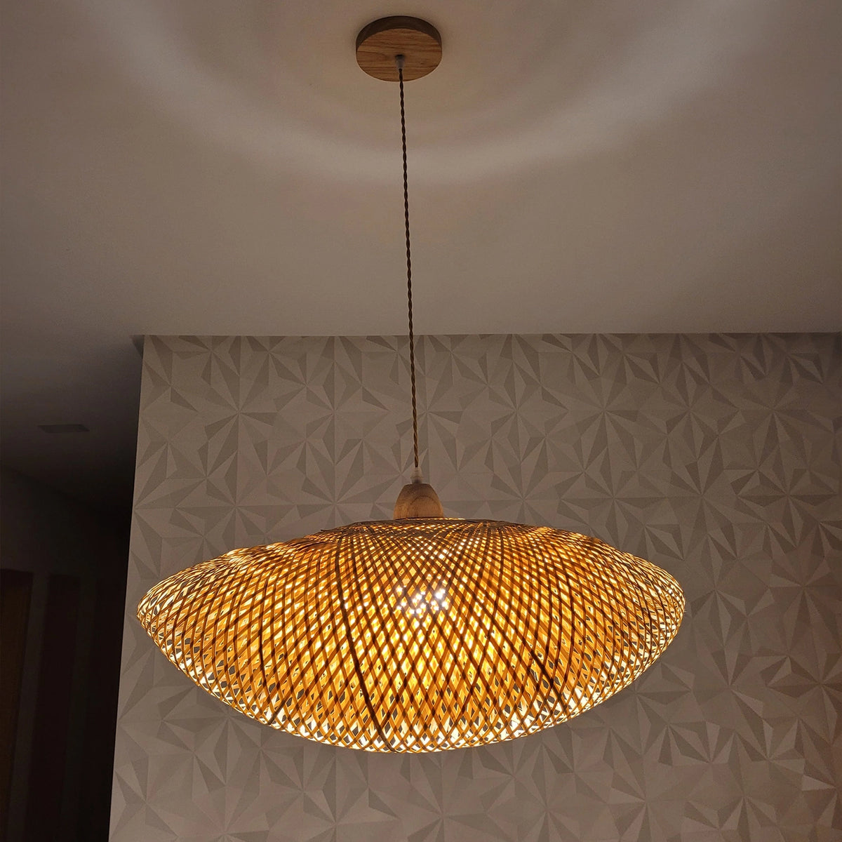 Luminária Pendente Bambu Luz do Campo — detalhe do acabamento e material