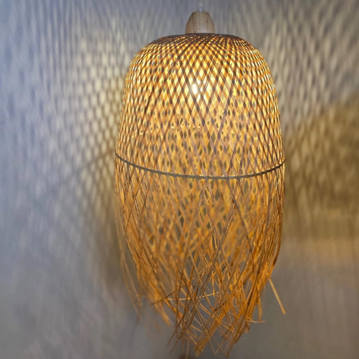 Luminária Pendente de Bambu Ayun — vista da luminária decorativa