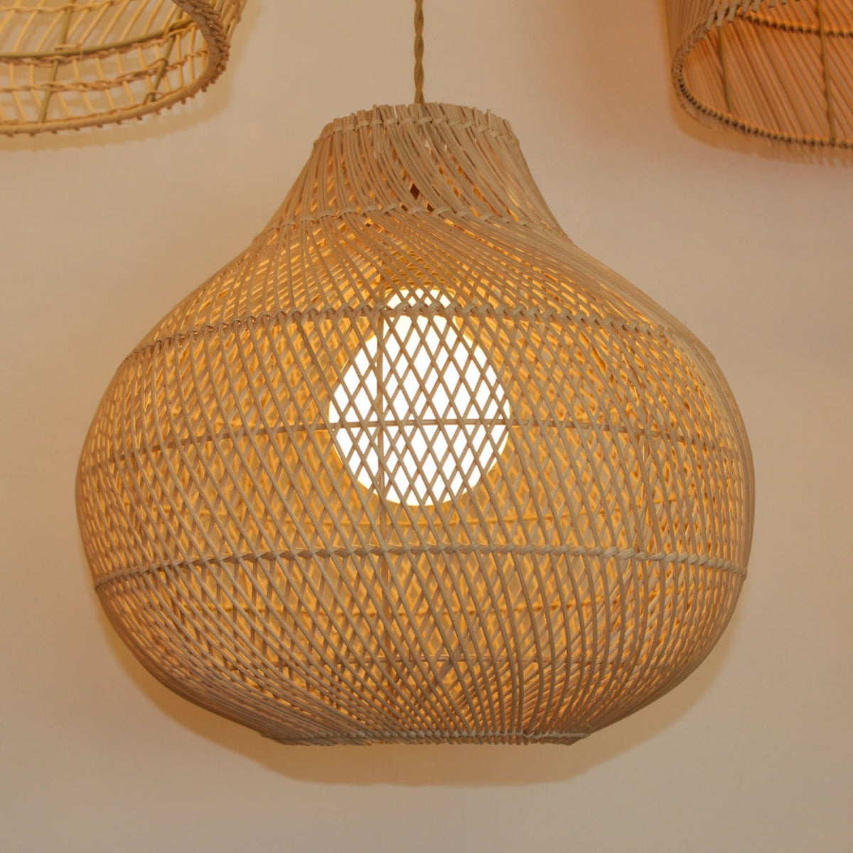 Luminária Pendente de Bambu Maya — vista da luminária decorativa