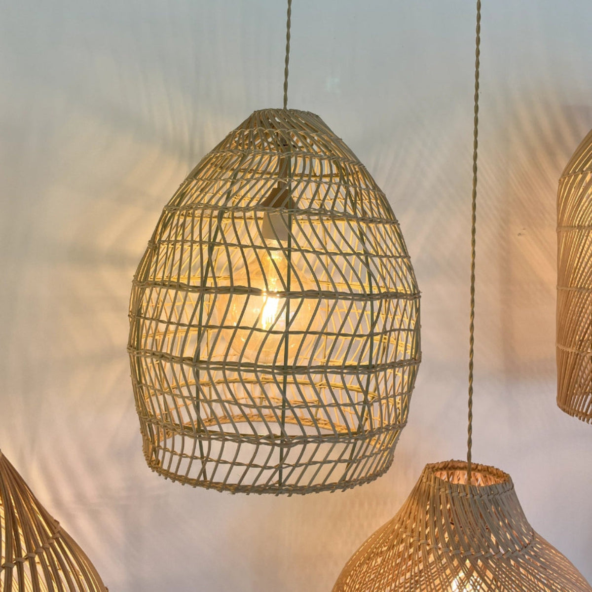 Luminária Pendente de Bambu Zaya — vista da luminária decorativa