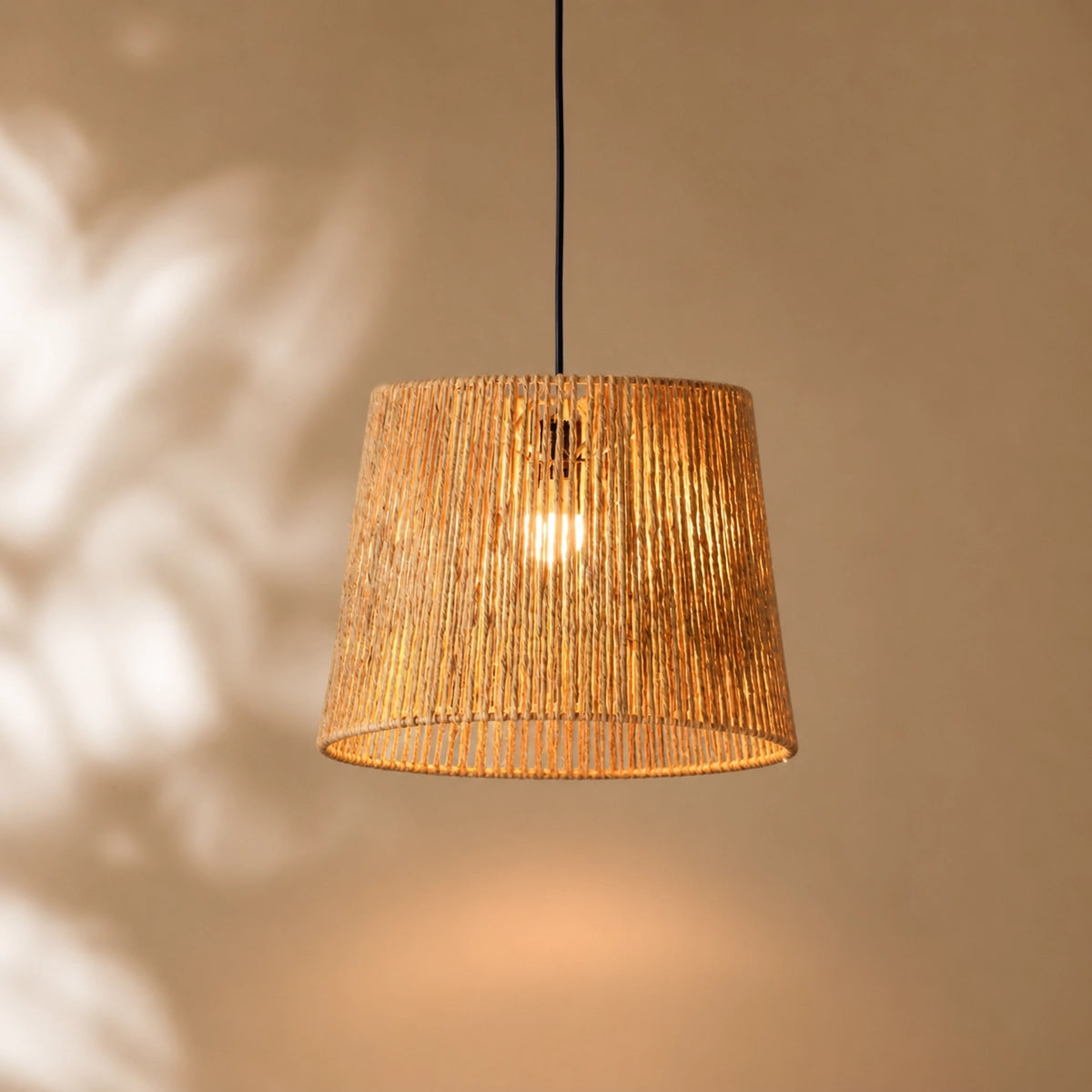 Luminária Pendente de Palha Ayni para iluminação e decoração de interiores, em fotografia do produto