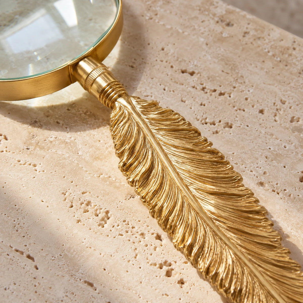 Lupa Decorativa com Cabo de Pena Dourada Pluma — detalhe do material