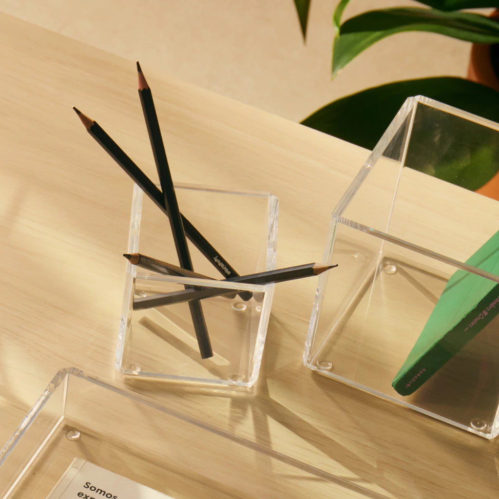 Cubo organizador Nivora em acrílico cristal, visto de cima com lápis e outros organizadores.