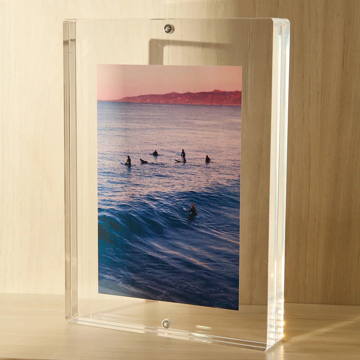 Porta-Retratos Retangular em Acrílico Cristal com Ímãs Memora, com estrutura retangular transparente