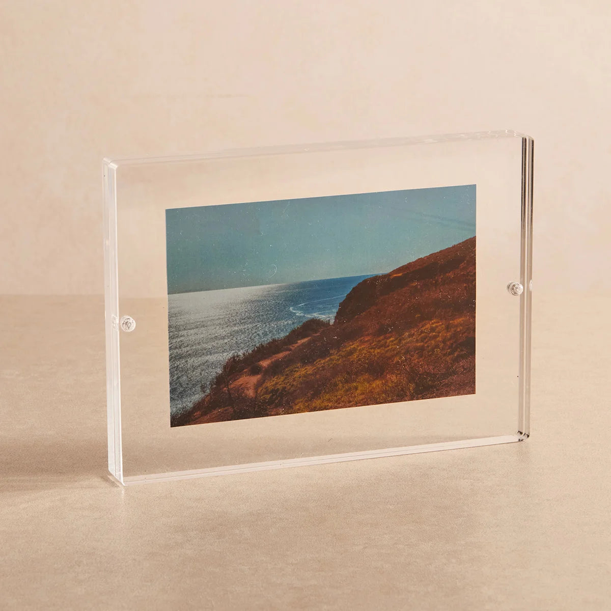 Porta-Retratos Retangular em Acrílico Cristal com Ímãs Memora, para decorar aparadores com fotografias