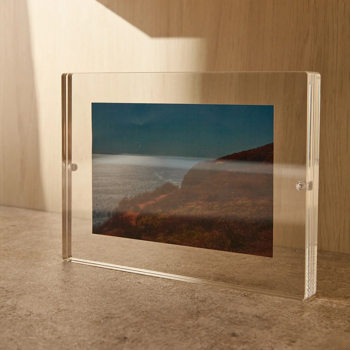 Porta-Retratos Retangular em Acrílico Cristal com Ímãs Memora, para apresentar uma foto impressa